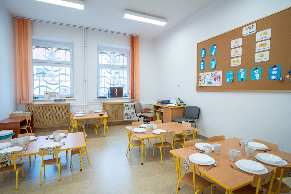 sala do spożywania posiłków w przedszkolu