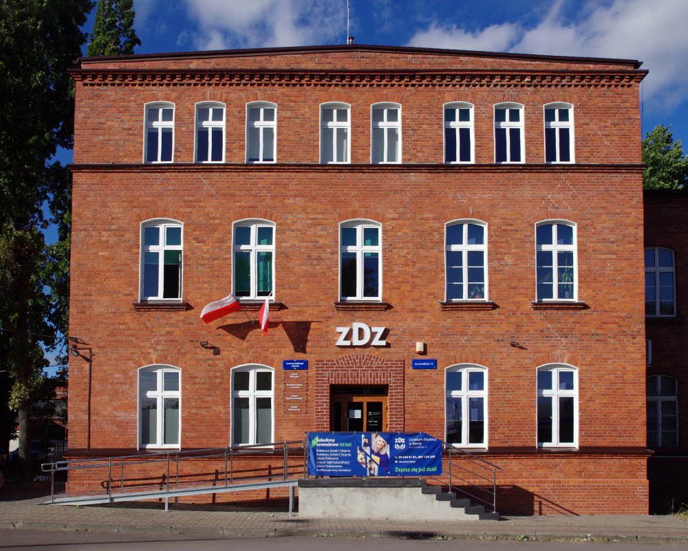 ceglany budynek Centrum Edukacji w Iławie