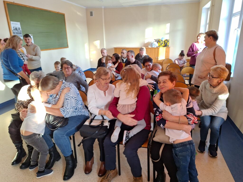 Przedszkolaki dziękują babciom i dziadkom poprzez przytulenie