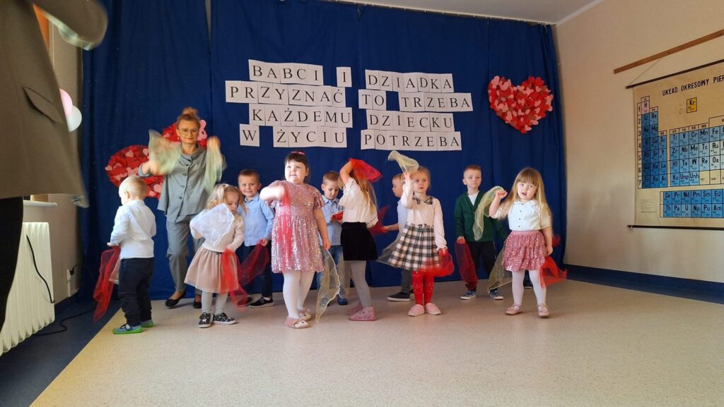 Przedszkolami tańczą