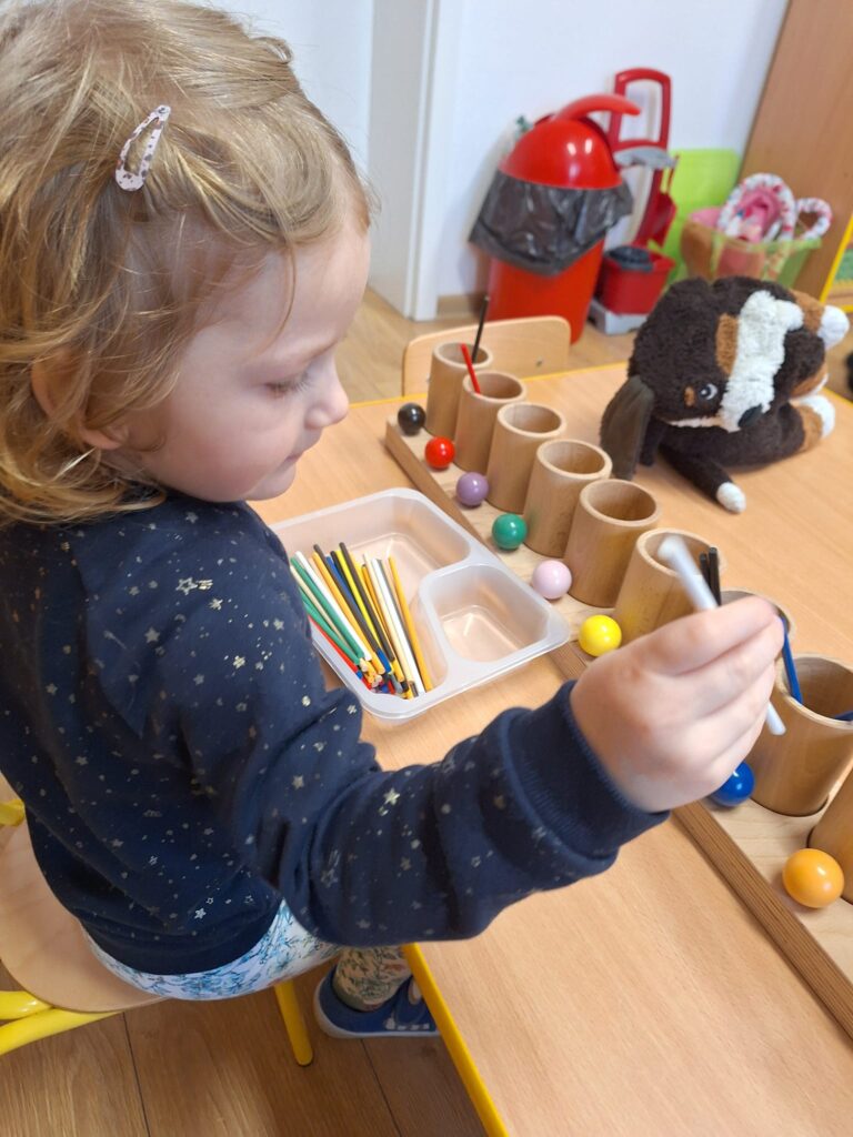 dziecko bawi się drewnianymi klockami