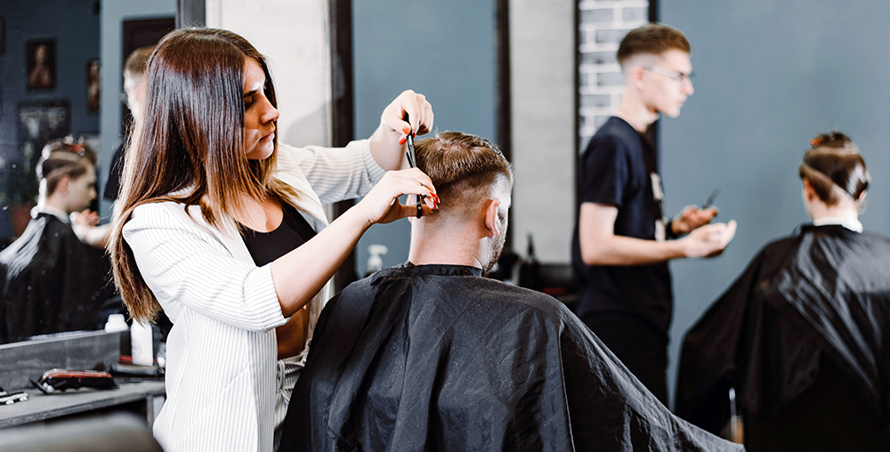 kobieta strzyżąca mężczyznę